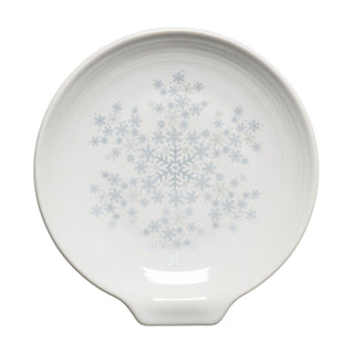 The Fiesta White Snowflakes Extra Large Spoon Rest (7 Inch) showcases a white ceramic base adorned with a prominent light blue snowflake at its center, inspired by the timeless Fiesta White Snowflakes pattern. Accented by delicate smaller snowflakes and finished with a smooth, glossy sheen and a gently curved lip at the bottom, it’s an elegant addition to your winter kitchen decor.